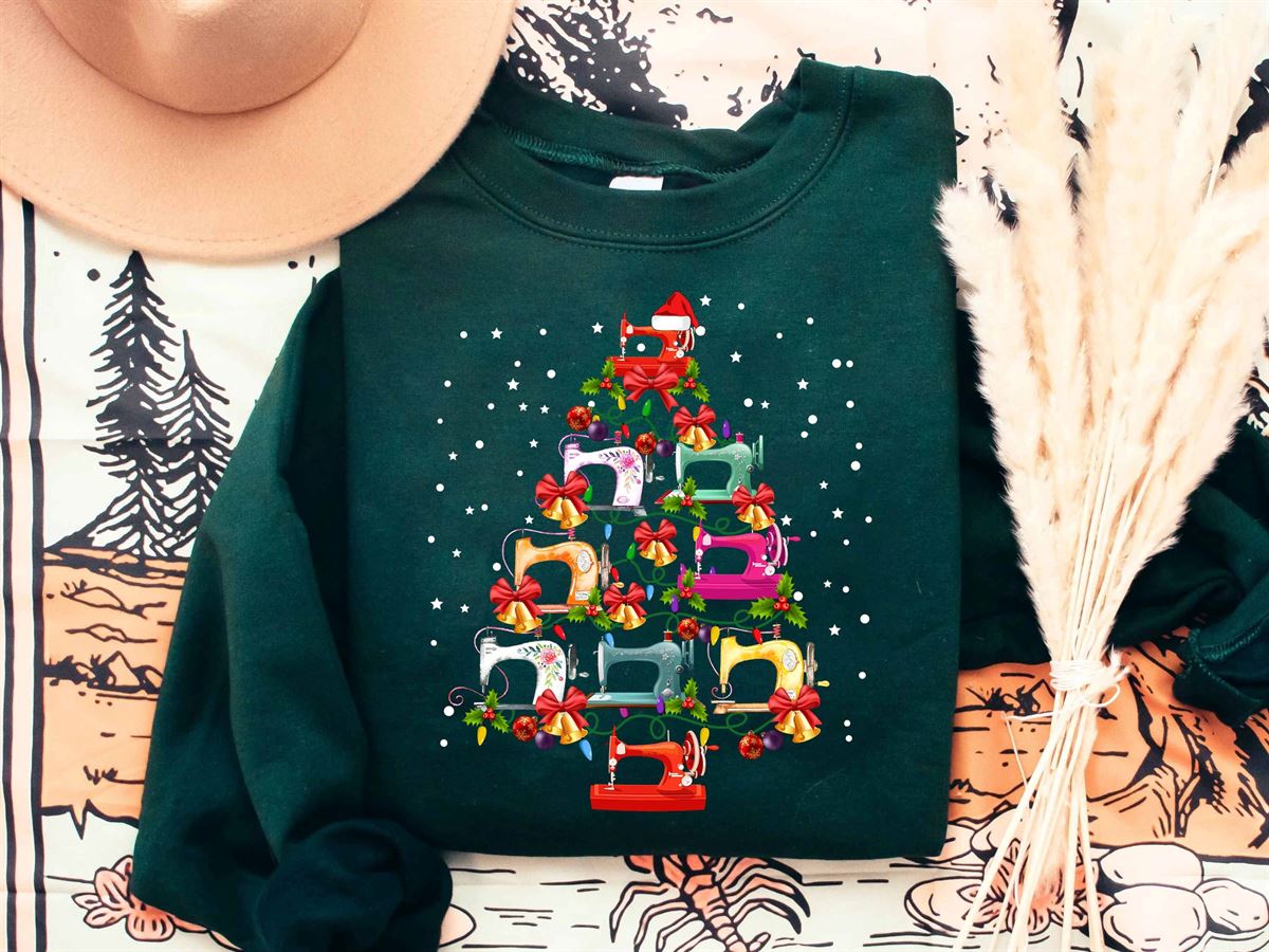 Christmas Sewing Sweatshirt Quilting Christmas T-shirt Sewing Machine Christmas Tree Shirt Xmas Gifts For Sewer Sewing Quilting Lovers Size Up To 5xl